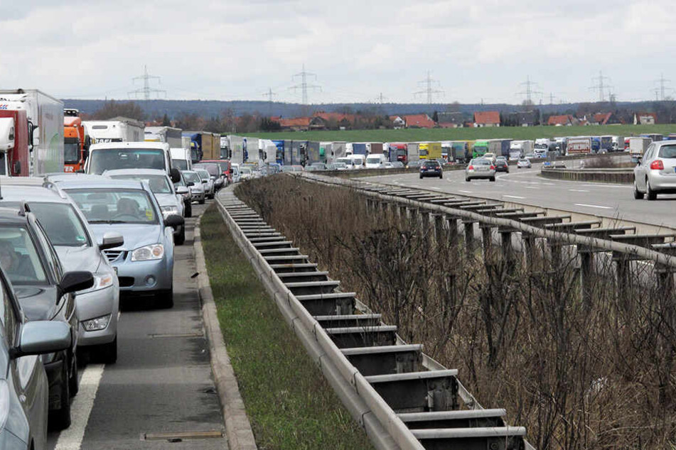 Auf der A4 kann es am Morgen ein wenig länger dauern (Symbolbild)..