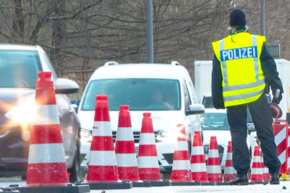 Die Polizei verengte die Straßen, um Kontrollen durchzuführen.