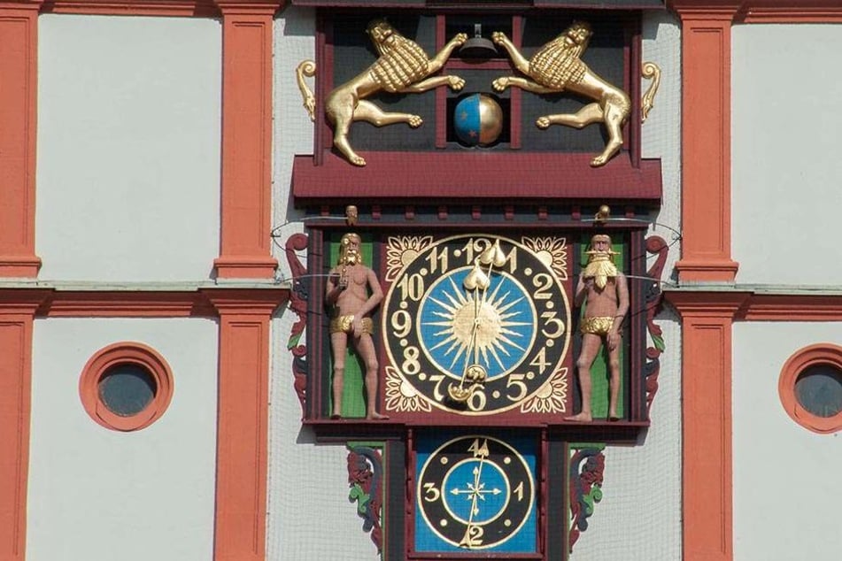 Die Plauener Rathausuhr gilt als technisches
Meisterwerk, stammt aus dem Jahr
1548. Sie wurde aus- und wieder eingebaut.