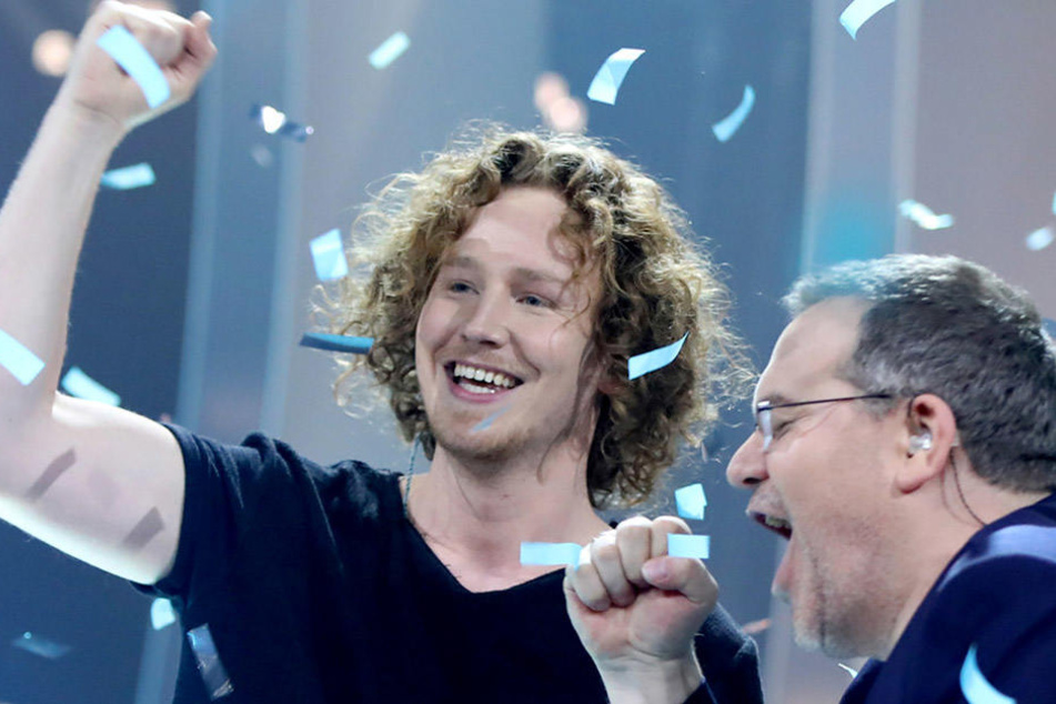 Große Freude über den Sieg: Michael Schulte auf der Bühne mit Moderator Elton.