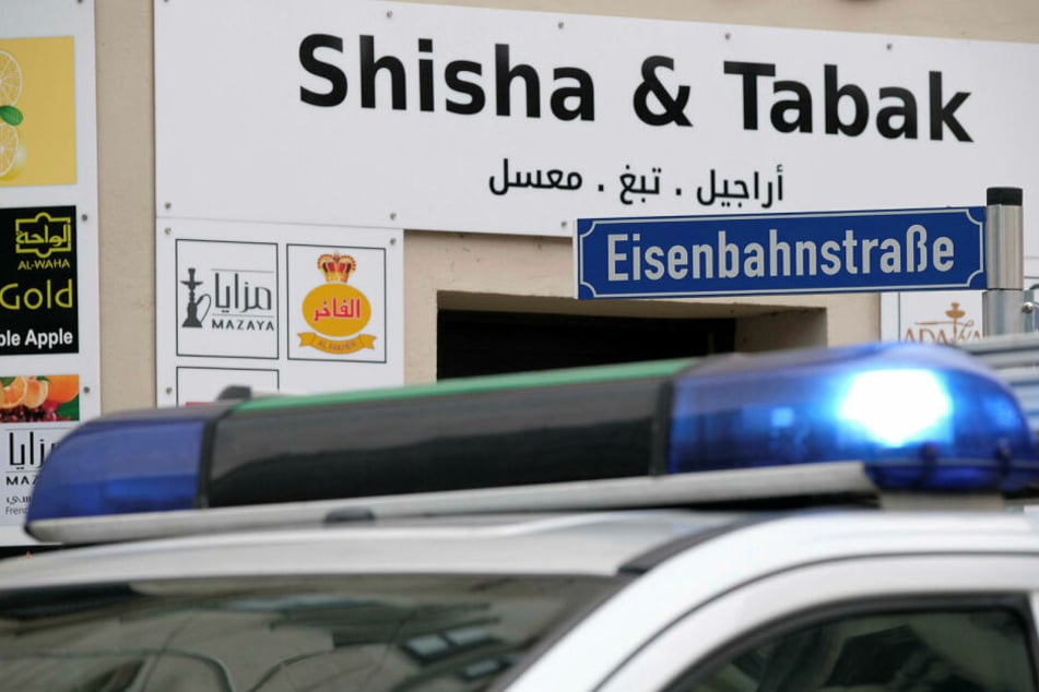 Ein betrunkener Nordamerikaner (31) hat in der Nacht ein Polizeiauto auf der Eisenbahnstraße beschädigt. (Symbolbild)