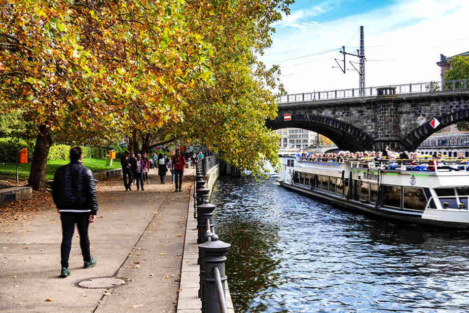 Bei mildem Wetter sind zahlreiche Spaziergänger an der Spree in Berlin unterwegs.