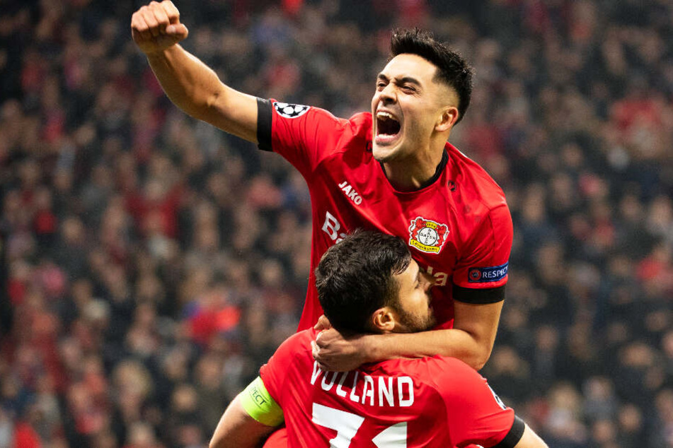 Nadiem Amiri (oben) und Kevin Volland durften mit Leverkusen einen 2:1-Sieg gegen Atletico Madrid bejubeln - und endlich auch das erste eigene Champions-League-Tor in dieser Saison.