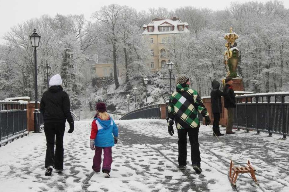 Wunderschöne Schneelandschaften entstanden am Sonntag in Sachsen. Wie hier, an der Pöppelmannbrücke in Grimma.