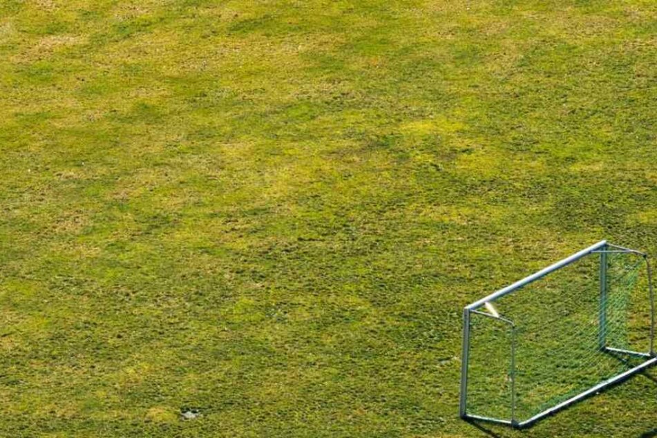 Mit seinem Auto blieb der Rentner im Strafraum stehen. (Symbolbild)