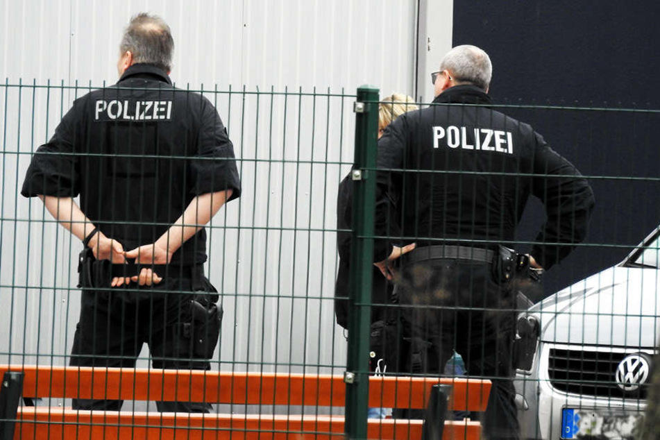 Polizisten sichern am 8. April das Flüchtlingsheim Borsdorf, in dem Mohamed B. wegen Terrorverdachtes festgenommen wurde.