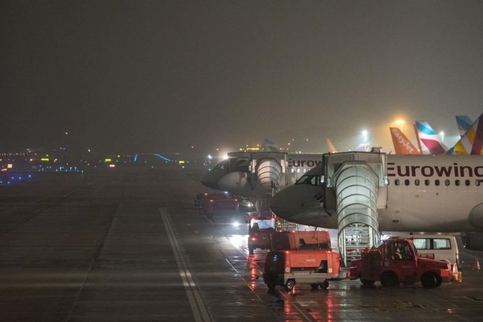Eine Person ist immer noch auf der Flucht. Am Donnerstagabend musste der Flughafen Hamburg abgeriegelt werden.