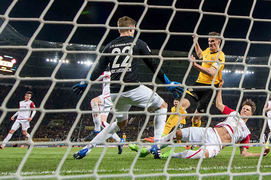 Das 3:2 gegen Lautern: Stefan Kutschke drückt den Ball über die Linie, nachdem Niklas Kreuzer perfekt in die Mitte gepasst hatte.