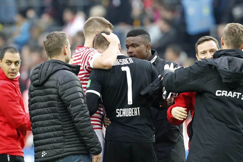 Große Szene nach dem Spiel: Dynamo-Keeper Markus Schubert wird von Kölns Stürmer Simon Terrodde und Jhon Cordoba getröstet.