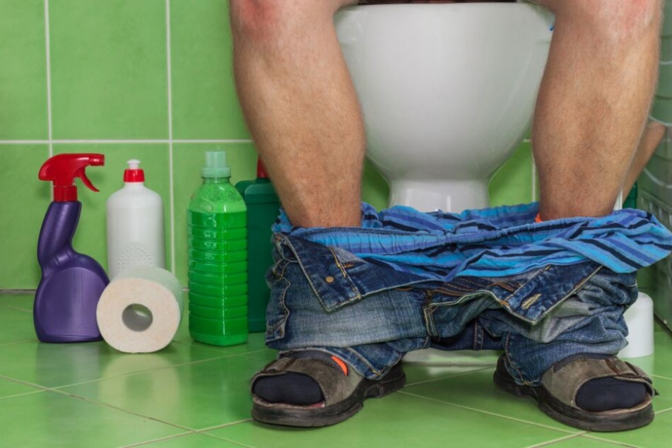 Auf der Toilette sitzend wurde das Opfer angegriffen- (Symbolbild)
