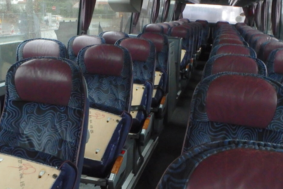 in einem der Busse konnten 29 Sitze nicht benutzt werden, weil sie nicht mehr am Sitzgestell befestigt waren.