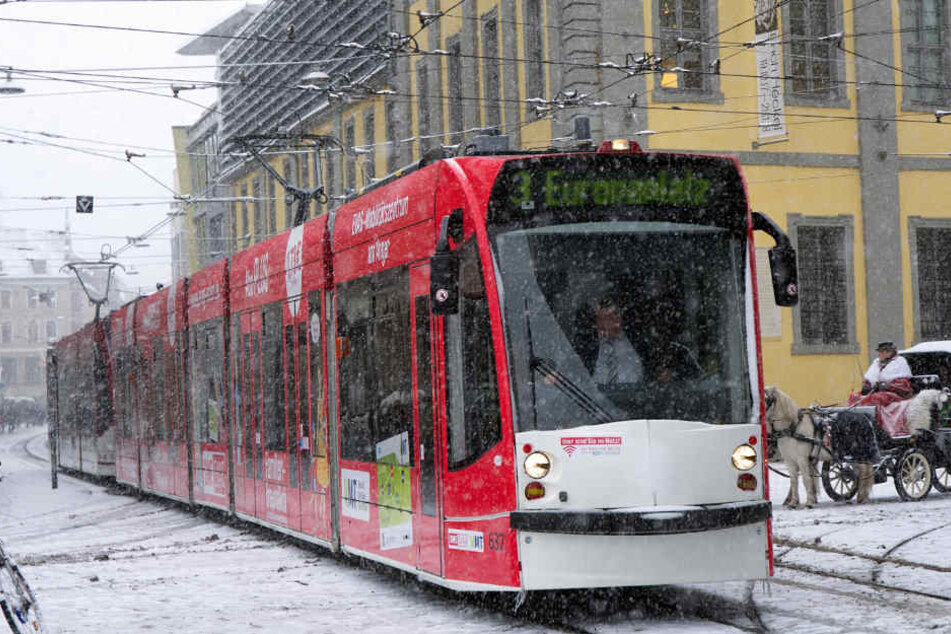 Schneegestöber auch auf dem Anger in Erfurt.