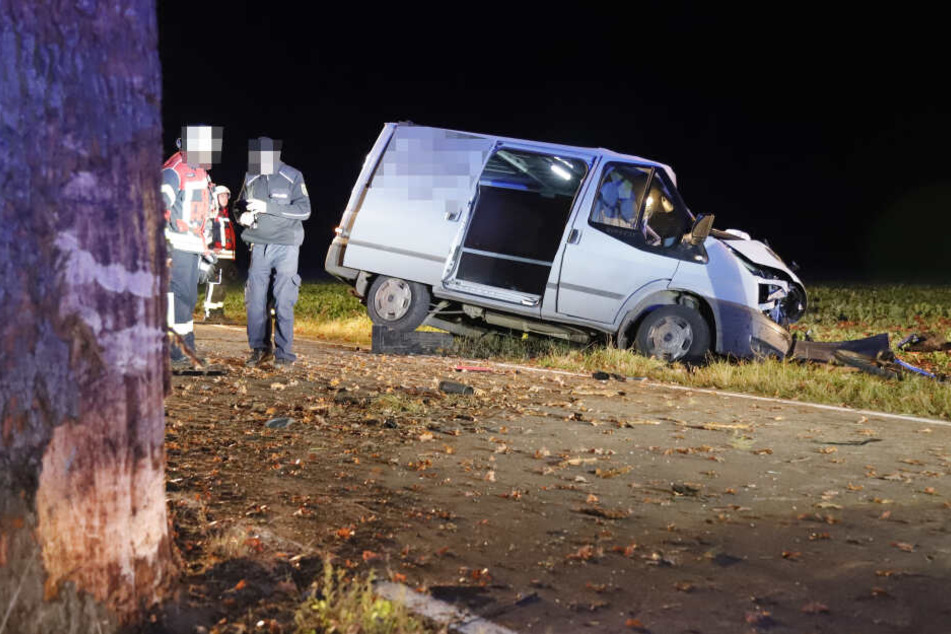 Der Transporter fuhr frontal gegen einen Baum.