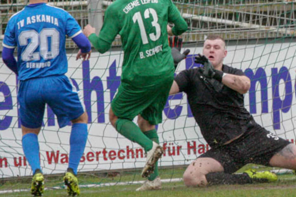 Neuer Ärger für Askania-Keeper Giovanni Datemasch (rechts). Nachdem der Keeper mit einer Fotomontage einen Eklat verursachte, soll nun auch sein Arbeitgeber den Fall prüfen.