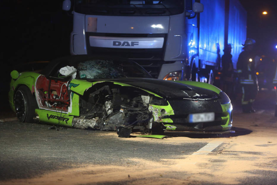 Ein 29-Jähriger starb bei dem Unfall. Ein weiterer Auto-Insasse und der Lkw-Fahrer mussten ins Krankenhaus.