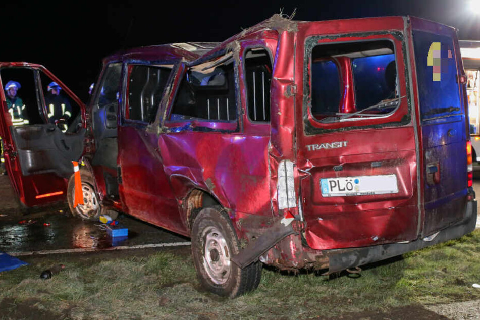 Das Fahrzeug wurde bei dem Unfall komplett demoliert.