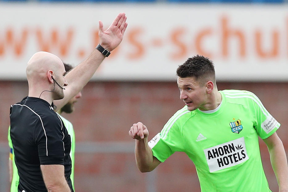 Daniel Frahn beschwerte sich beim Schiedsrichter und musste danach vom Feld.