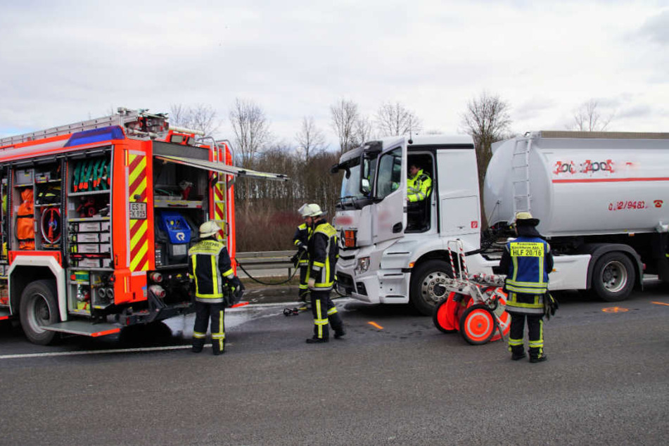 Dieser Gefahrgut-Lastwagen blieb wegen eines Stauendes stehen.