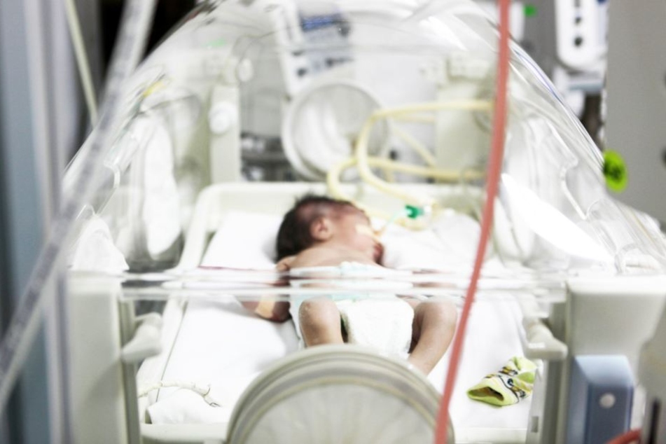 In Indien ist das Baby einer 13-Jährigen zwei Tage nach der Geburt gestorben. (Symbolbild)