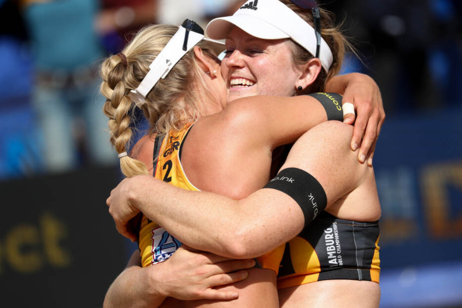 Karla Borger und Julia Sude (rechts) freuen sich über ihren Sieg auf dem Center Court.