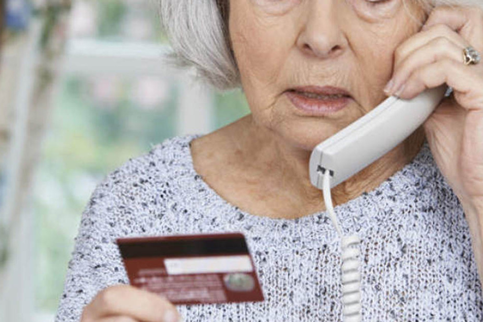 Per Telefon hatte sich der Trickbetrüger bei der Seniorin gemeldet. (Symbolbild)