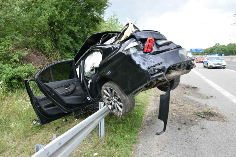 Das Auto überschlug sich mehrmals, ehe es auf der Leitplanke landete.