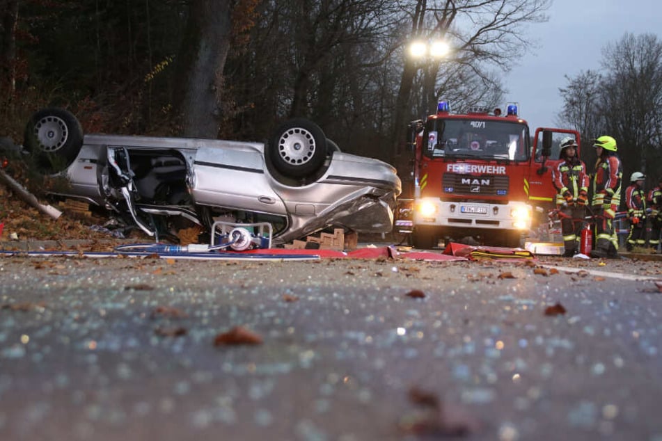 Aus bislang ungeklärter Ursache kam das Auto von der Fahrbahn ab.