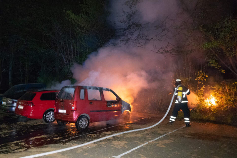 Brennende Autos in Schnelsen beschäftigten die Feuerwehr noch bis tief in die Nacht.