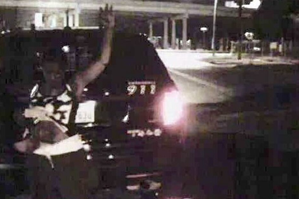 Aufnahmen der Dashcam von der Durchsuchung. Zu sehen ist Natalie Simms (40).