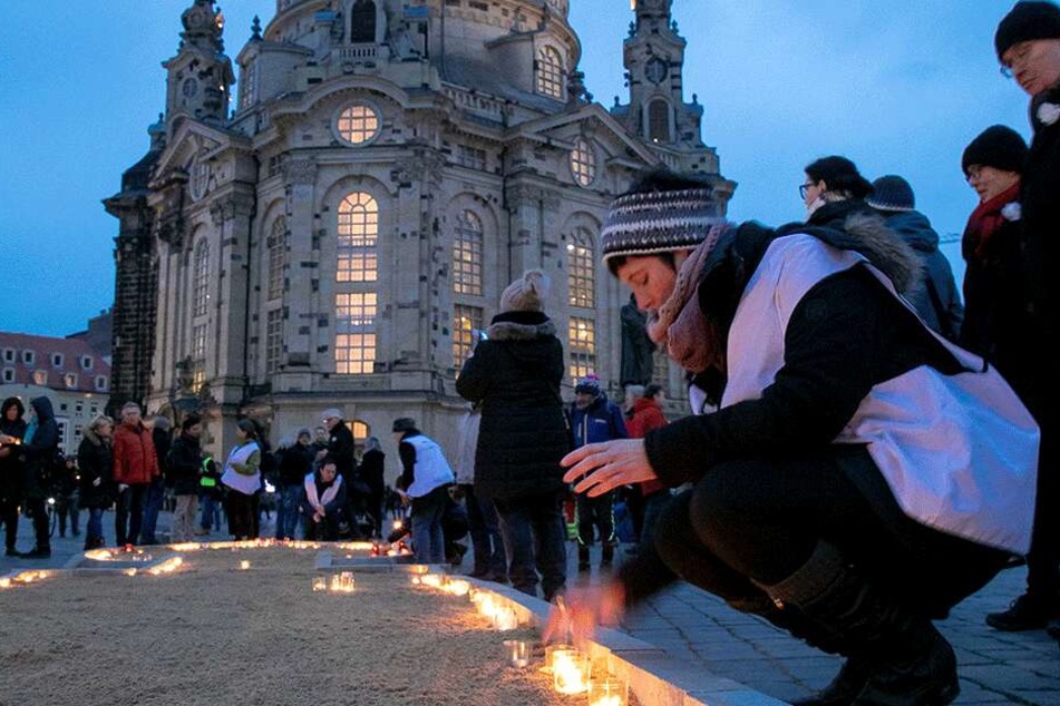 Am Neumarkt vor der Frauenkirche zündeten die Menschen Kerzen an.