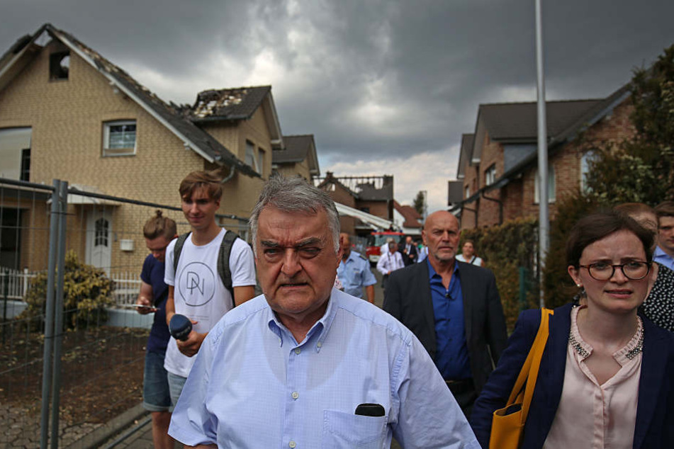 NRW-Innenminister Herbert Reul (65) besuchte den Unglücksort am Mittwochmittag.