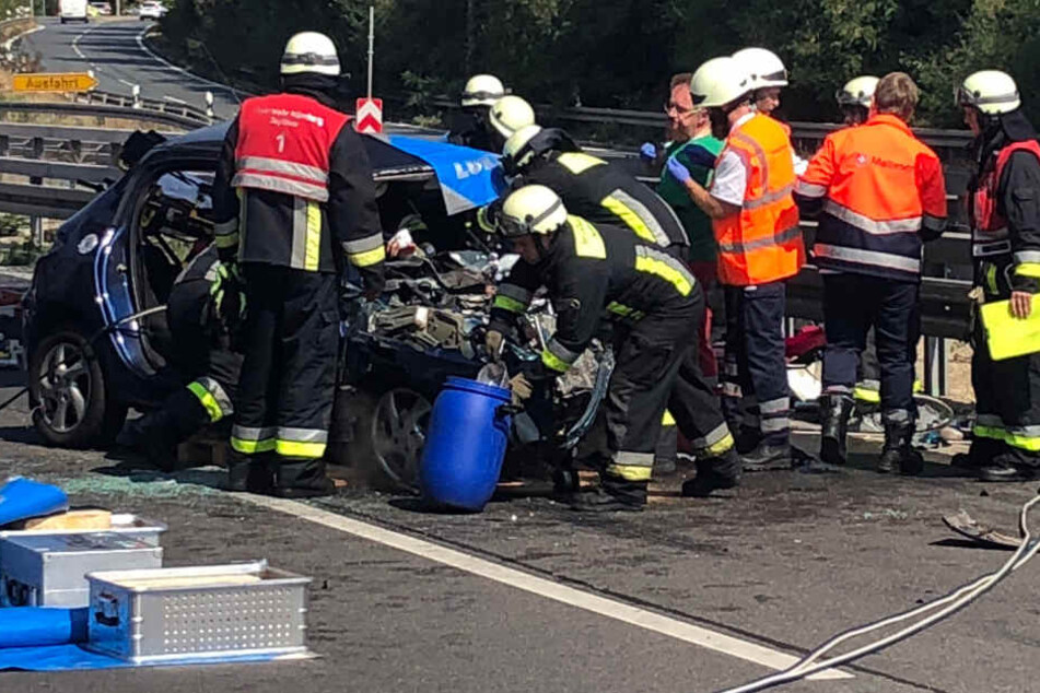 Die Rettungskräfte mussten das Dach des Autos aufschneiden.