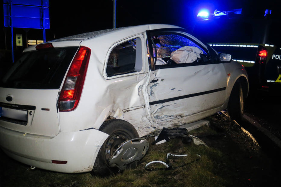 Der Ford wurde bei dem Unfall von der Straße geschleudert.