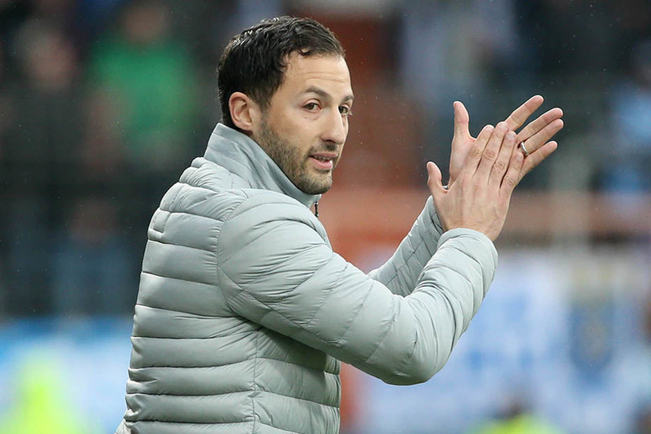 Beifall: Die Abwehr
hat Domenico Tedesco
in den Griff
bekommen. Unter
ihm gab es noch
kein Gegentor nach
Standards.