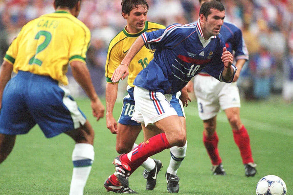 Frankreichs Weltstar Zinedine Zidane (r.) im WM-Finale 1998 gegen Brasiliens Cafu (l.) und Leonardo (m.). Frankreich gewann 3:0, auch dank eines Doppelpacks des überragenden Zidane.