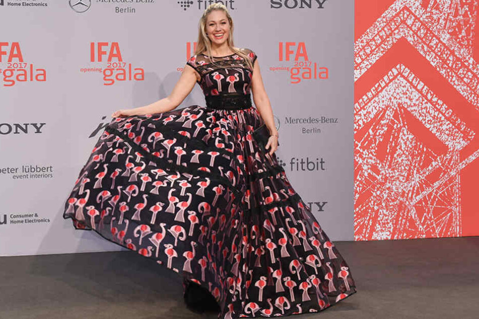 Moderatorin Ruth Moschner strahlte in einem flamingo-gemusterten Kleid.