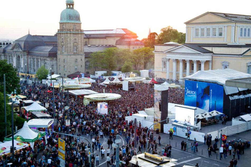 In Darmstadt entzückte das Schlossgrabenfest vier Tage lang zahlreiche Besucher (Archivbild).
