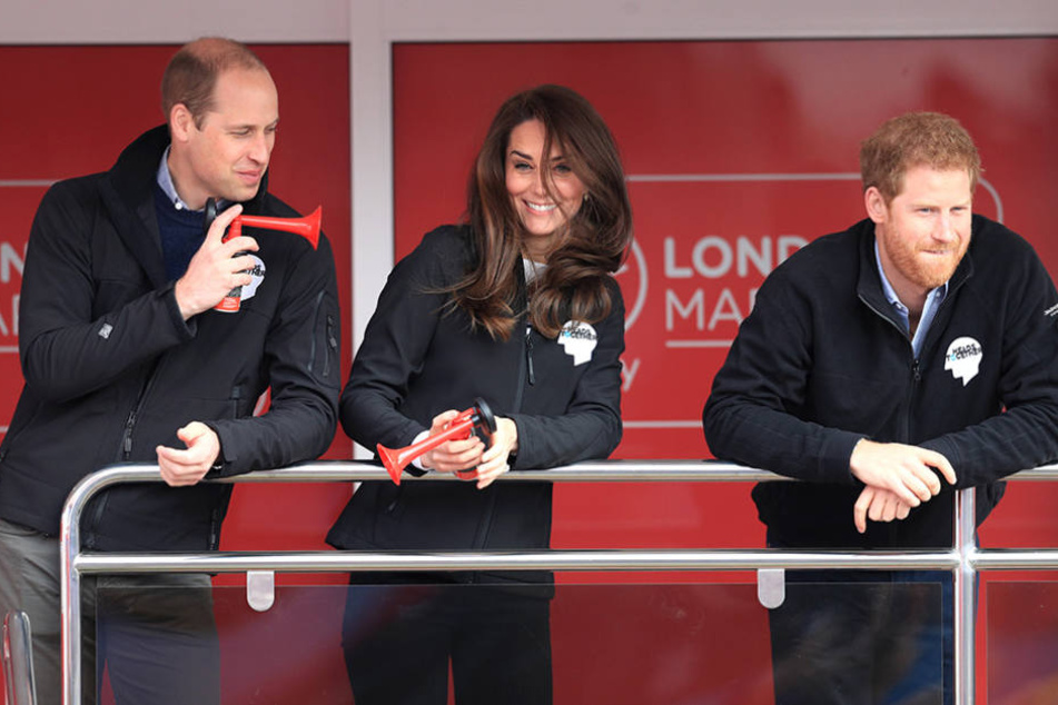 Hatten nicht so viel Durchhaltevermögen: Die Royals feuerten Sonntag die Läufer des Marathons an.