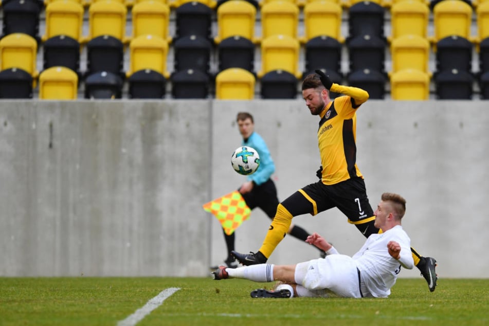 Seine Schnelligkeit ist sein Trumpf: Niklas Kreuzer (Nummer 7) zieht im Testspiel gegen Mlada Boleslav an seinem Gegenspieler Jan Kral vorbei.