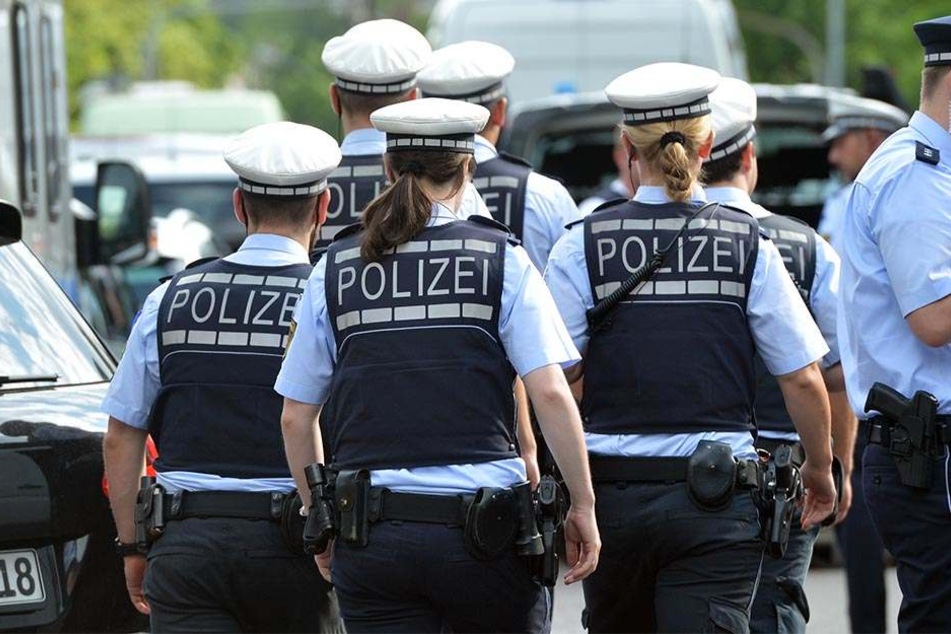 Polizisten in Paderborn wurden über ein soziales Netzwerk von einem Hamelner bedroht. (Symbolbild)