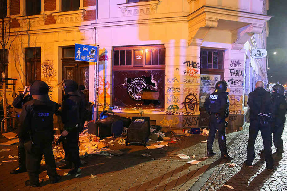 Zerbrochene Fensterscheiben und verwüstete Müllcontainer waren nur eine Randerscheinung der Connwitzer Randal-Nacht.