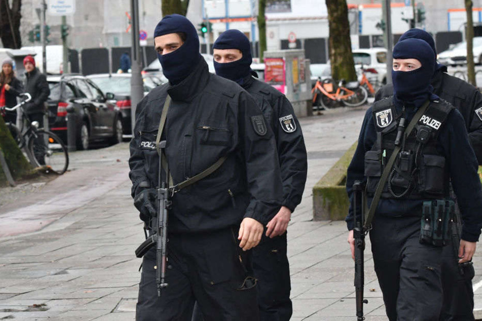 Spezialkräfte der Bundespolizei und das GSG9 durchsuchten am Sonntag in Berlin 20 Wohnungen. (Symbolbild)