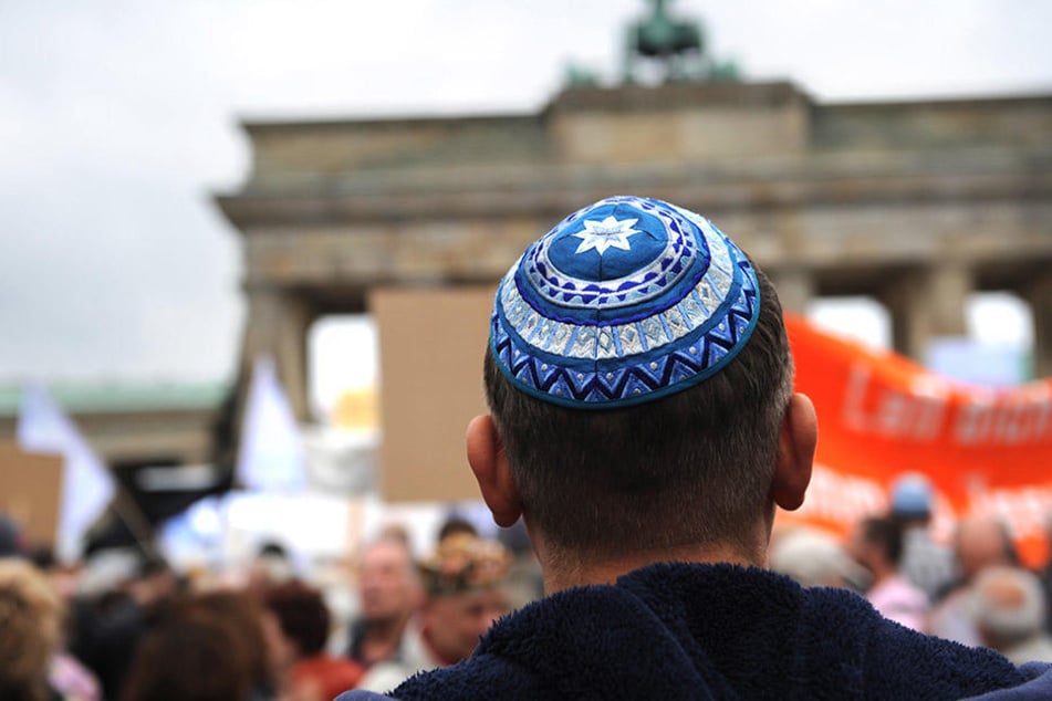 Teilnehmer einer Kundgebung gegen Judenhass vor dem Brandenburger Tor in Berlin. (Symbolbild)