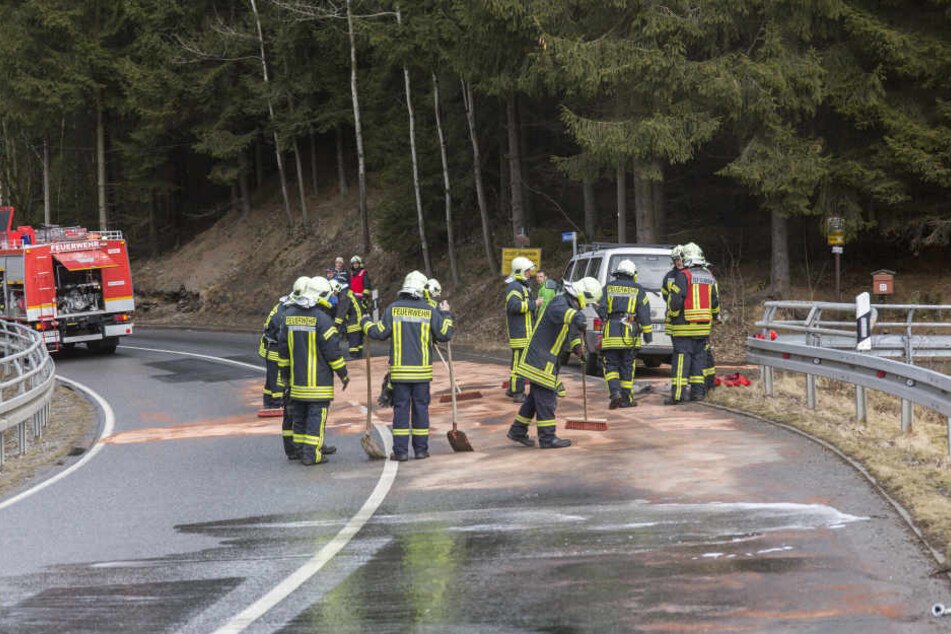 Die Feuerwehr musste das ausgelaufene Öl binden.