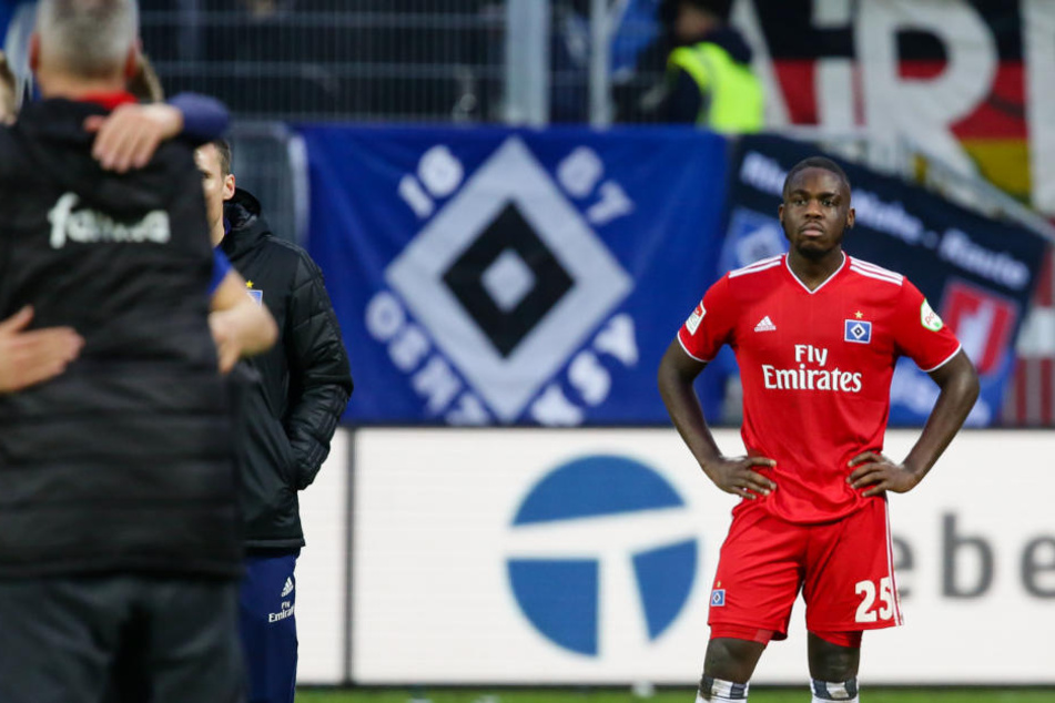 Orel Mangala vom HSV schaut nach dem Schlusspfiff gegen Kiel frustriert aus.