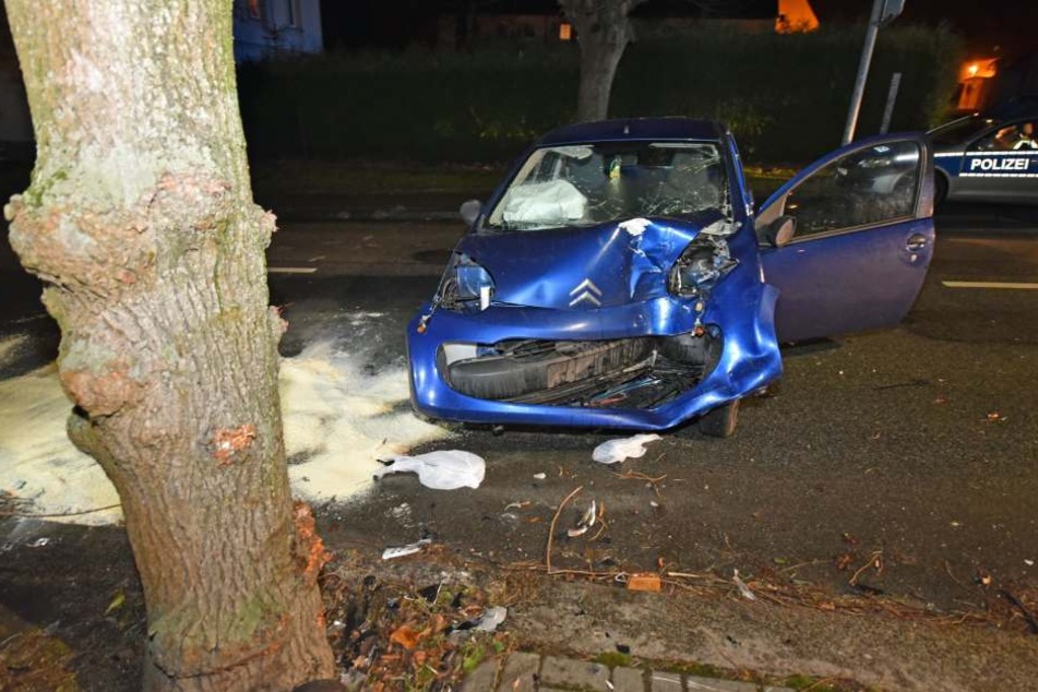 Der Citroën krachte heftig gegen einen Baum.
