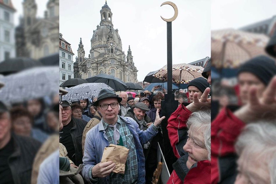 Auf dem Neumarkt provozierte Uwe Steimle (54) im Mai mit einem Fernsehturm, der einen Halbmond auf der Spitze trug.