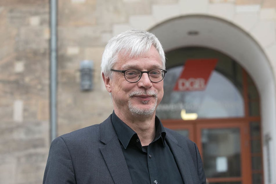 Markus Schlimbach vor dem Volkshaus am
Dresdner Schützenplatz. In dem Gewerkschaftshaus
sitzt der sächsische DGB.