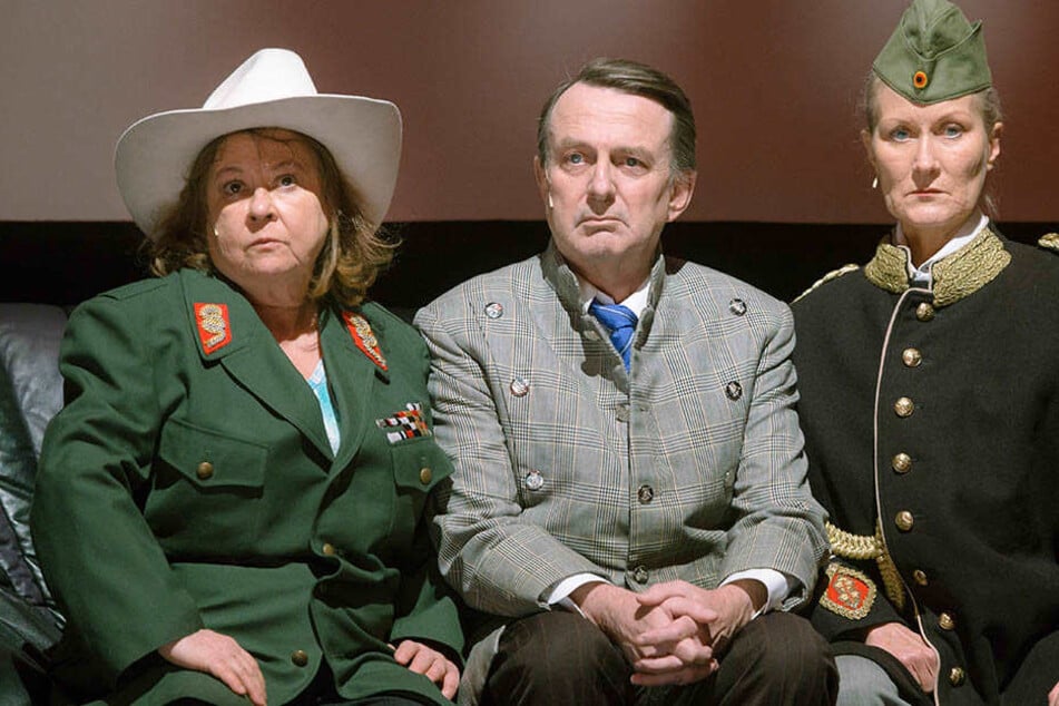 Juliane Korèn gemeinsam mit Jürgen Uter (Mitte) und Hedi Kriegeskotte (rechts) bei einer Probe für eine Uraufführung am Schauspielhaus Hamburg.