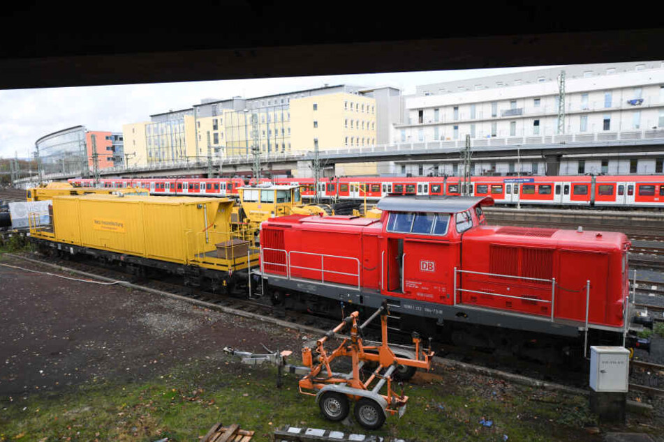 Schon seit Oktober setzt die Deutsche Bahn Schienen-Reinigungs-Züge ein, um Gleise von Schmierfilmen zu befreien.